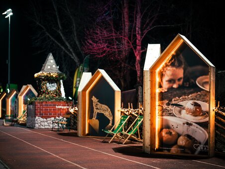 Illuminated wooden frames in the shape of houses, featuring images of the Graz region, at the Graz Winter World. | © Kuro Simon