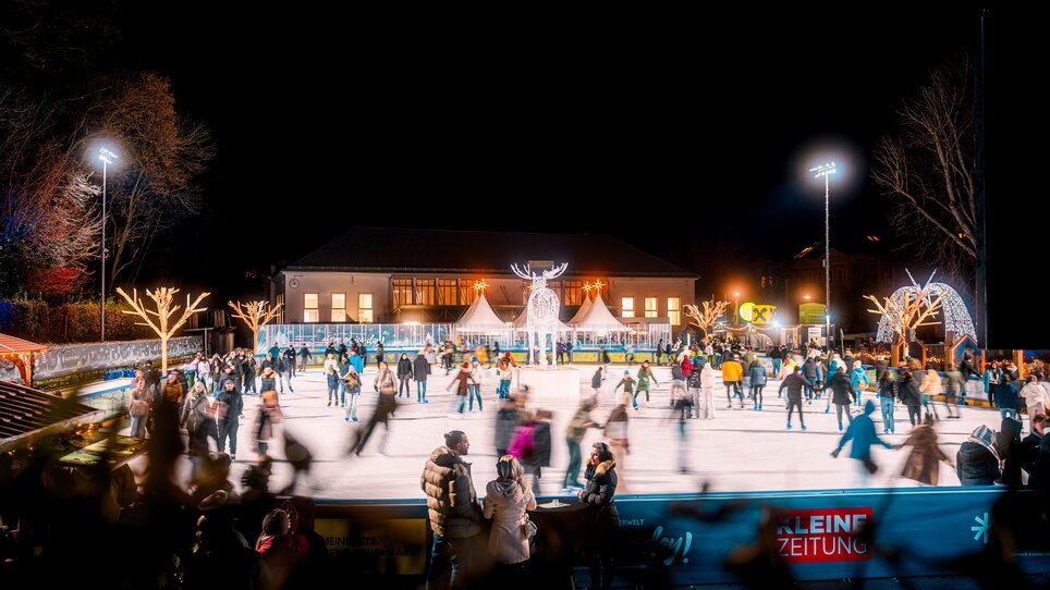 Night view of an ice skating rink with many people in Graz. | © Kuro Simon