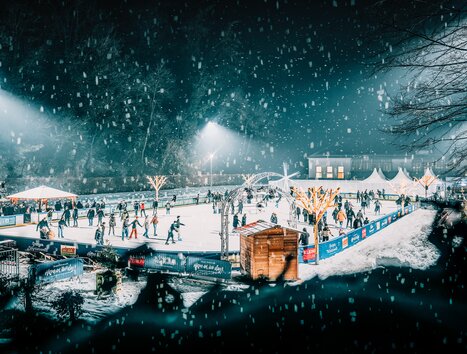 Atmosfera invernale sulla pista di pattinaggio a Graz, con molti pattinatori e luci festive. | © Stefan Leitner