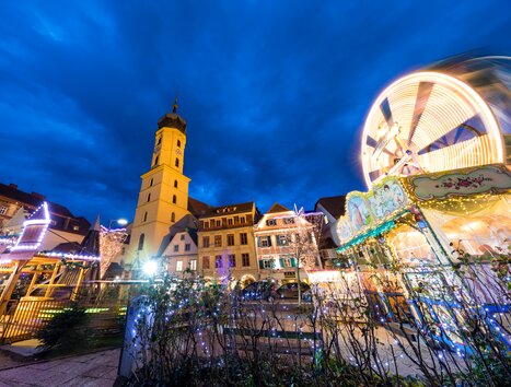 Illuminated city with tower and amusements during Advent season. | © Graz Tourismus-Harry Schiffer