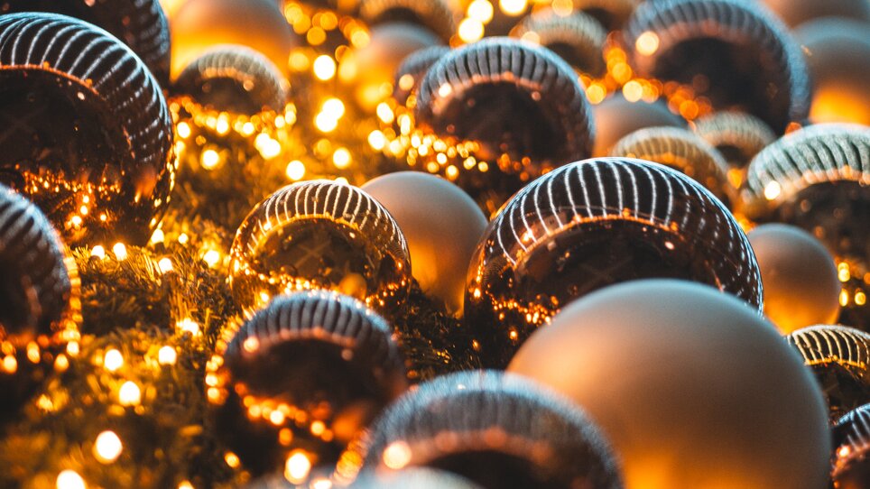 Close-up of shiny Christmas tree ornaments and lights. | © Easy Conceptz GmbH