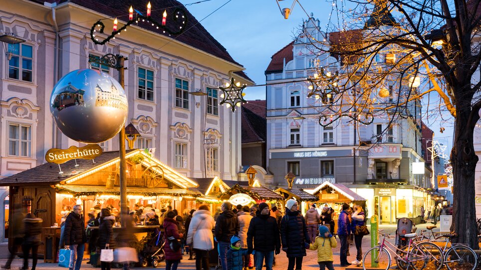 Vista del mercatino di Natale in Südtiroler Platz a Graz, con illuminazioni festive e molti visitatori. | © Graz Tourismus - Harry Schiffer