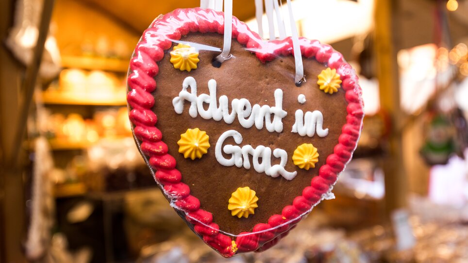 Advent in Graz I "Aufsteirern"-Christmas market on Schlossberg hill | © Graz Tourismus - Harry Schiffer Heart-shaped gingerbread with the text "Advent in Graz" and decorative icing. | © Graz Tourismus - Harry Schiffer