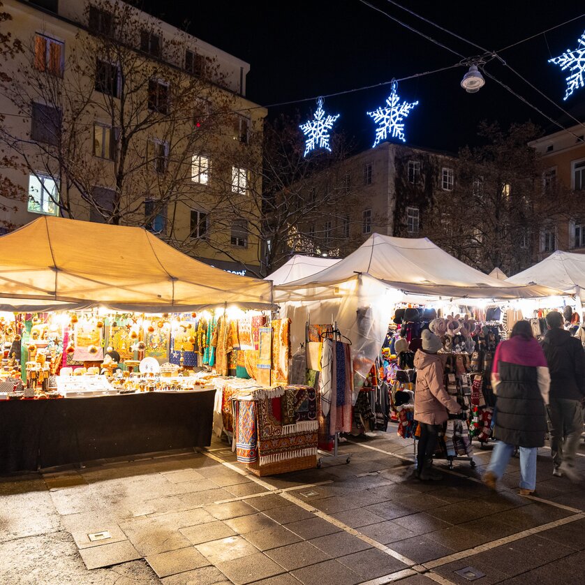 Stalls on Tummelplatz in Graz featuring handmade goods at night. | © Harry Schiffer