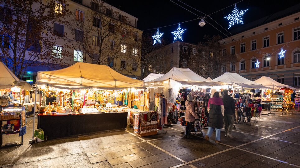 Stalls on Tummelplatz in Graz featuring handmade goods at night. | © Harry Schiffer