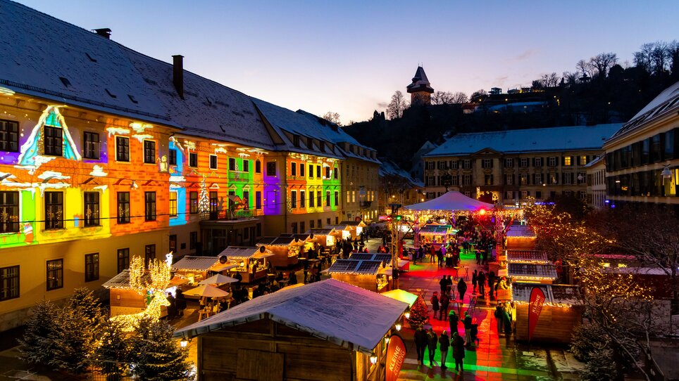 Beleuchteter Karmeliterplatz in Graz mit festlichem Markt. | © Harry Schiffer