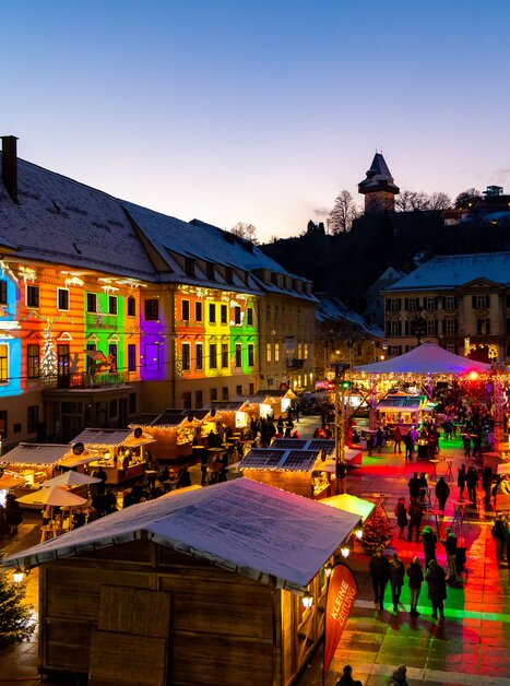 Illuminated Karmeliterplatz in Graz with festive market. | © Harry Schiffer
