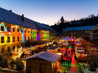 Beleuchteter Karmeliterplatz in Graz mit festlichem Markt. | © Harry Schiffer