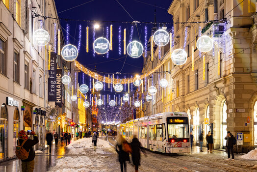 Beleuchtete Herrengasse in Graz mit Tram und Weihnachtsdekoration. | © Graz Tourismus - Harry Schiffer