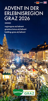 Weihnachtsmarkt in Graz mit Blick auf den Grazer Uhrturm und die festlich beleuchtete Stadt.