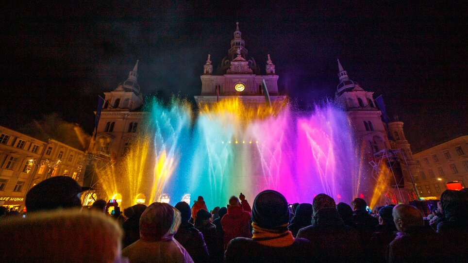 Faszinierendes Wasser- und Lichtspiel vor dem Grazer Rathaus bei Nacht. | © Ivents-Kulturagentur - Erwin Scheriau