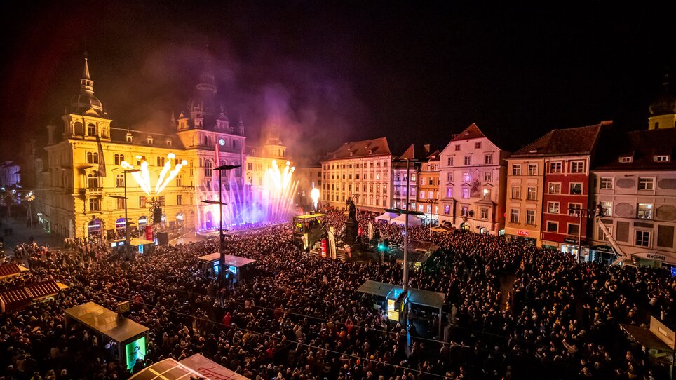 Große Menschenmenge feiert Silvester in Graz mit Lichtern und Feuerwerk. | © Ivents-Kulturagentur - Erwin Scheriau