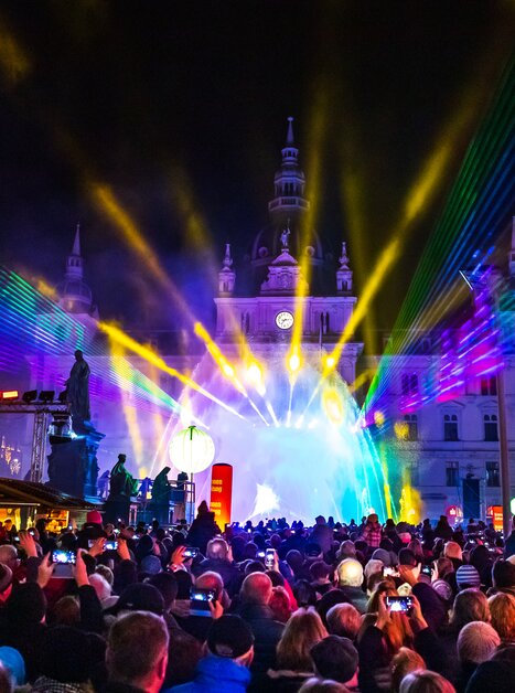 Star lights and laser beams illuminate the Graz square during the New Year’s Eve spectacle. | © Ivents-Kulturagentur - Erwin Scheriau