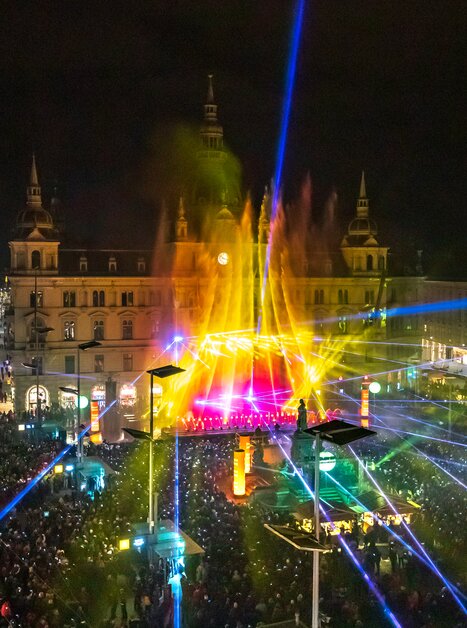 Colorful evening in Graz with lights, music, and a festive crowd. | © Ivents-Kulturagentur - Erwin Scheriau