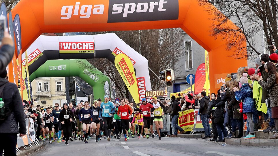 Un evento di corsa a Graz con molti partecipanti e spettatori. | © WOCHE