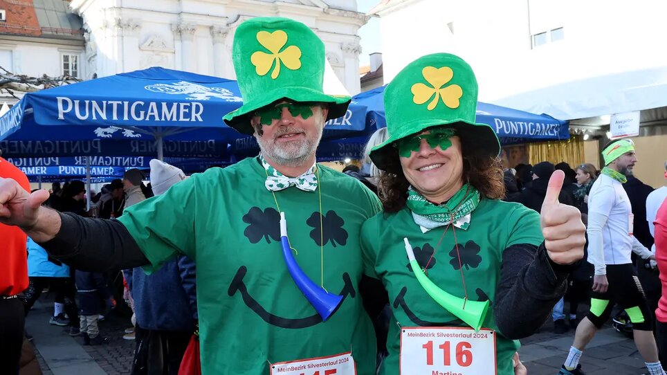 Due partecipanti in costumi divertenti alla Corsa di Capodanno di Graz. | © GEPA - Hans Oberländer