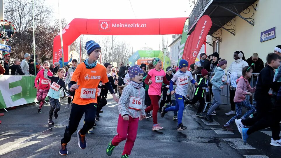 Bambini in partenza alla Corsa di Capodanno di Graz, guidati da un ragazzo in arancione. | © GEPA - Hans Oberländer