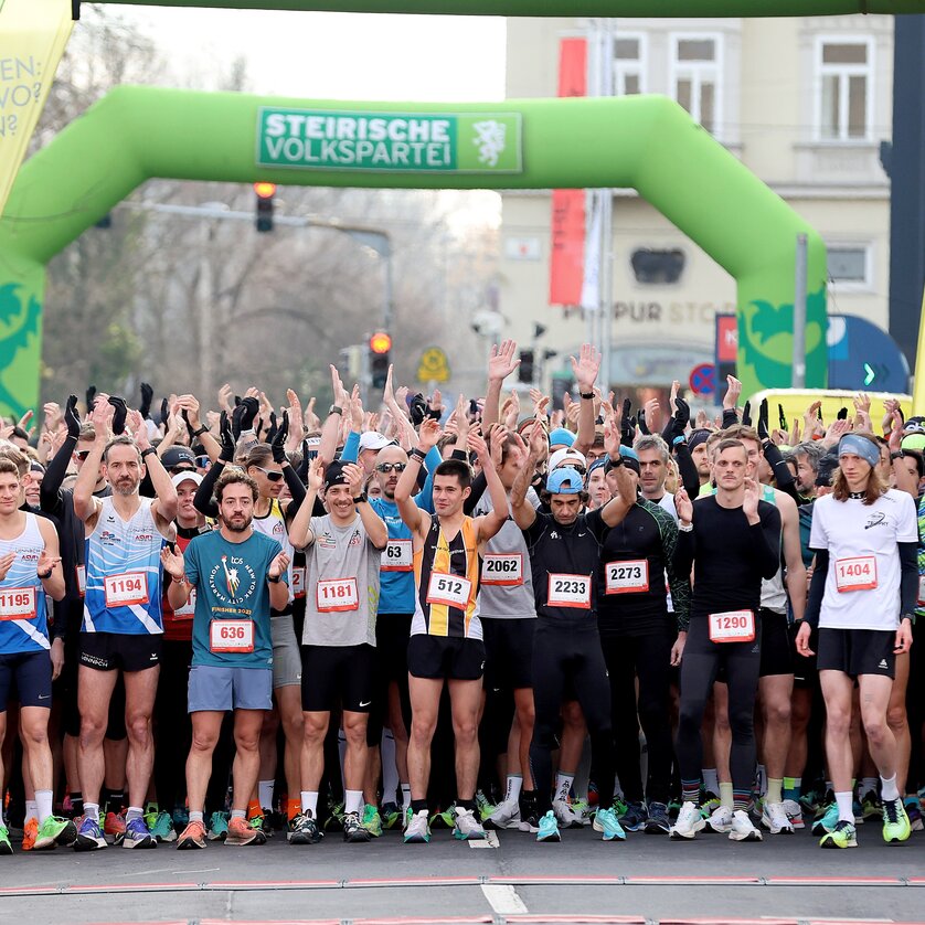Teilnehmer des Grazer Silvesterlaufs versammeln sich vor dem Start. | © icegirl