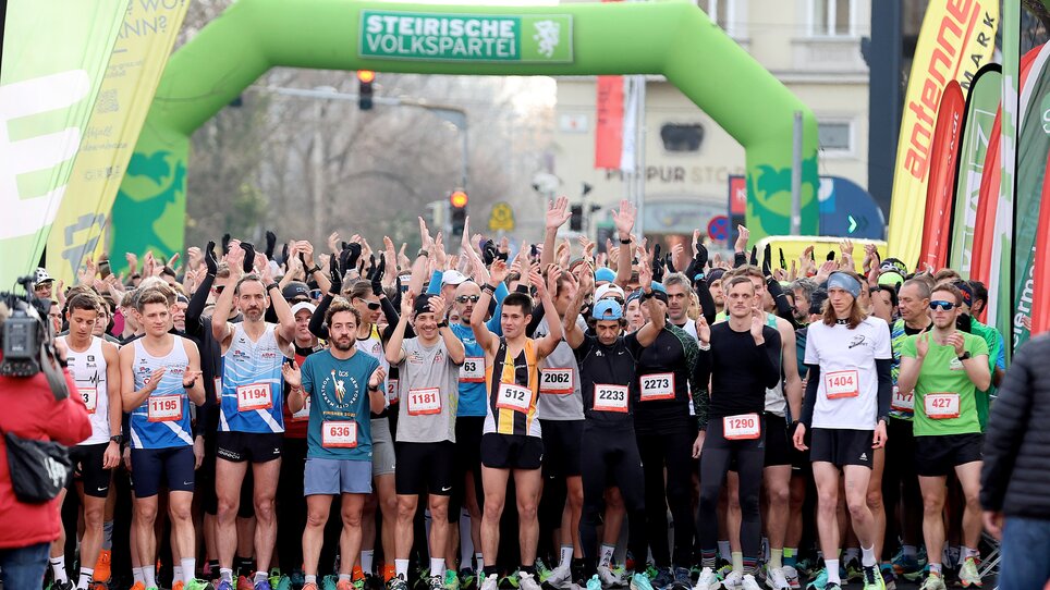 I partecipanti alla Corsa di Capodanno a Graz si radunano sulla linea di partenza. | © icegirl