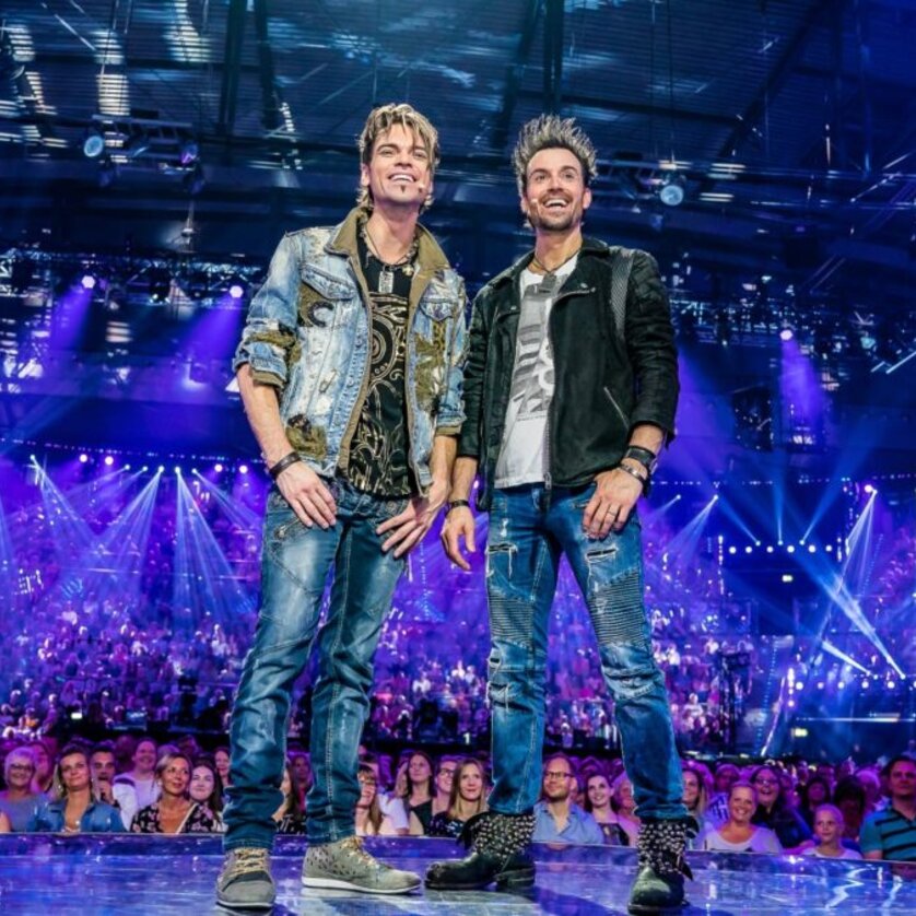 EHRLICH BROTHERS | © Ralph Larmann Gross I due maghi EHRLICH BROTHERS sono sul palco, indossano jeans, magliette con stampa e giacche sportive | © Ralph Larmann Gross
