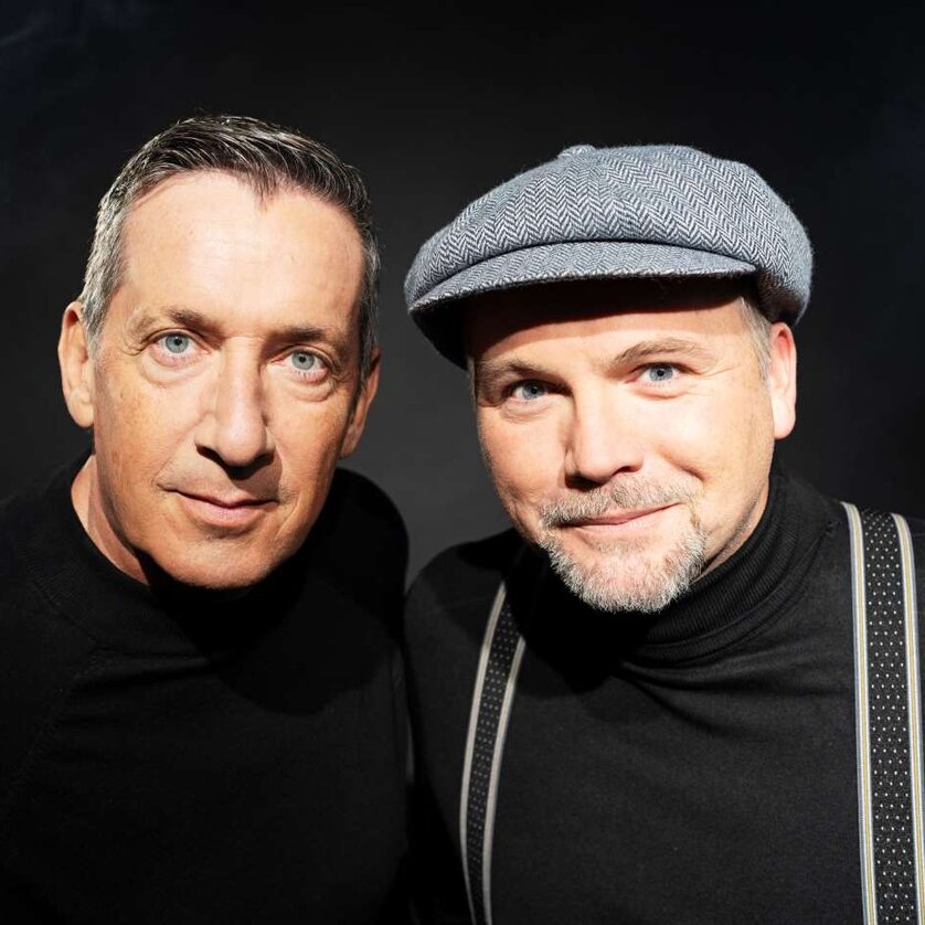 Viktor Gernot und Thomas Stipsits | © LukasBeck Zwei Männer blicken in die Kamera und erscheinen in gleichzeitig ernsthafter und freundlicher Stimmung. | © LukasBeck