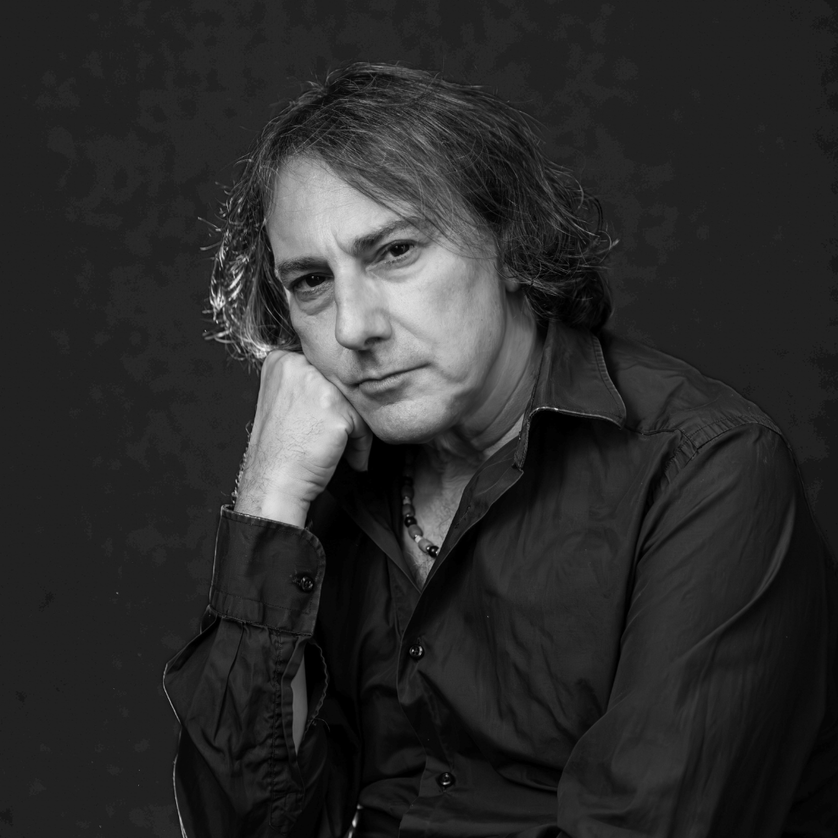 Der Musiker Pippo Pollina trägt ein drunkles Hemd und schaut nachdenklich in die Kamera | © Jazzhouse Artists_Pippo Pollina