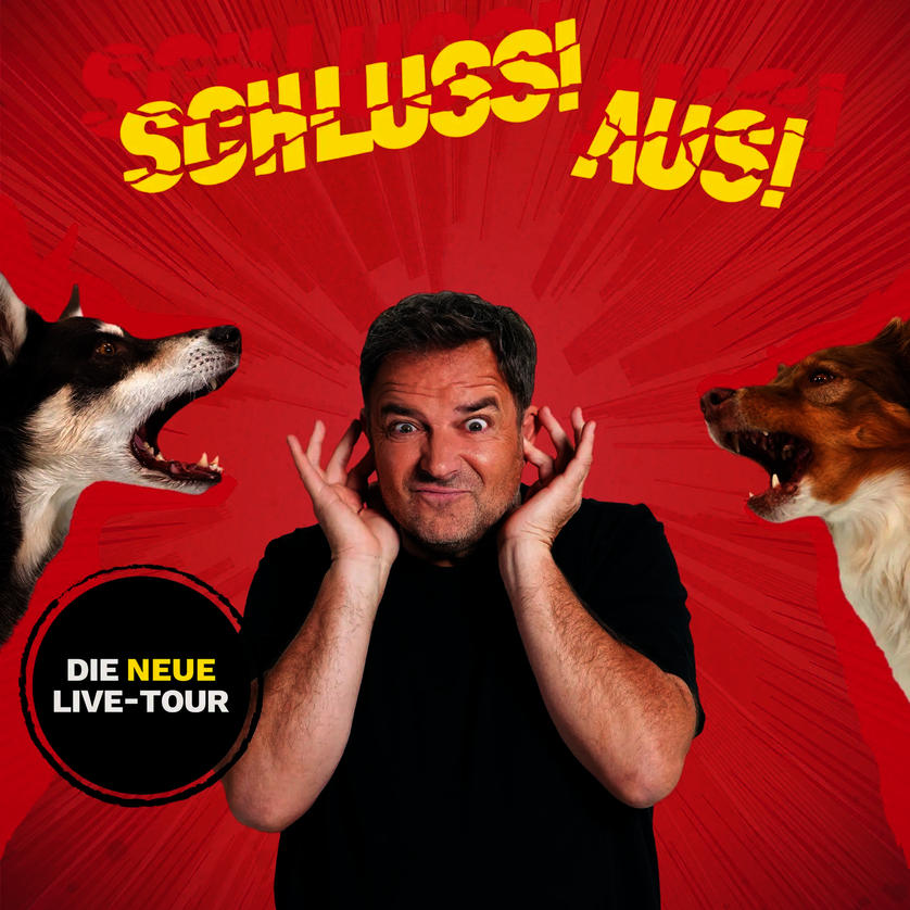 Plakatankündigung für die Live Show "Schluss Aus" von Hundetrainer Martin Rütter. zu sehen ist der Hundetrainer zwischen zwei bellenden Hunden | © Martin Rütter