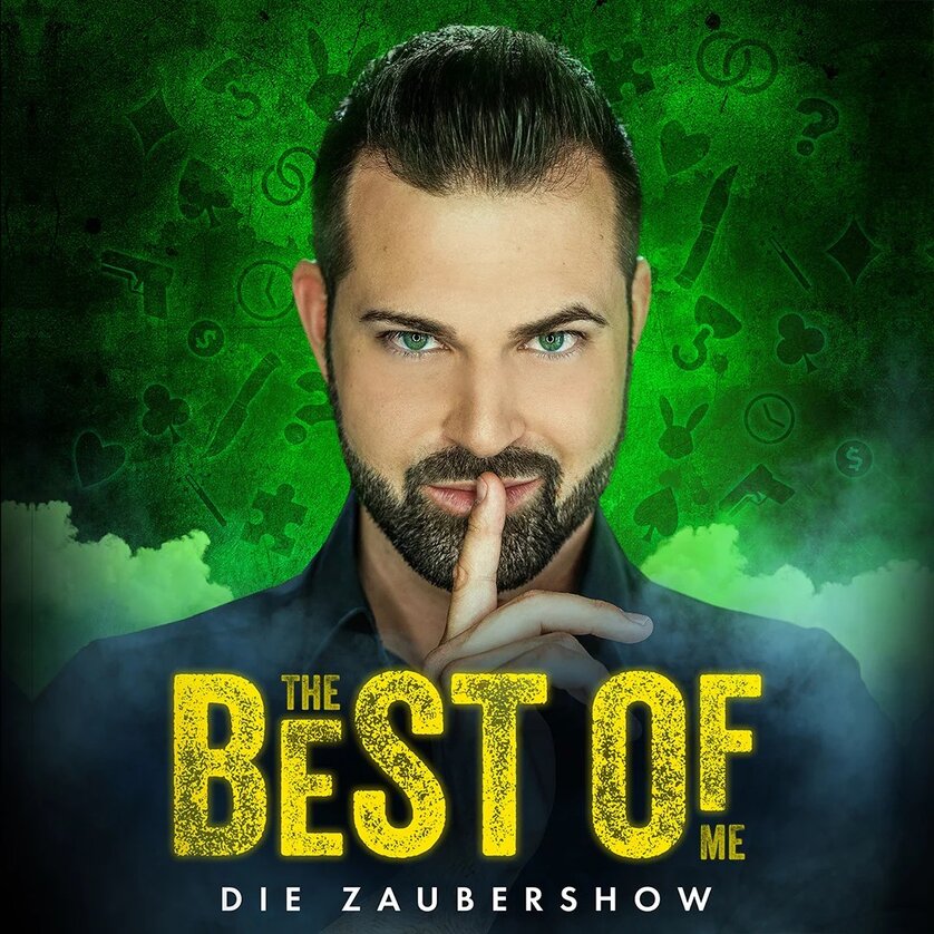 Das Bild zeigt einen Magier mit geheimnisvollem Blick und einem Titel über ihm. | © CK Entertainment GmbH