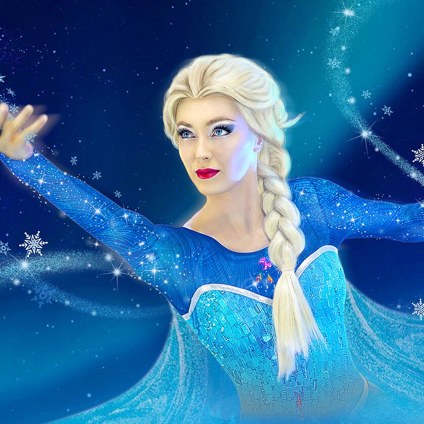 Die Eiskönigin Elsa in einem glitzernden blauen Kleid mit magischen Effekten. | © COFO Entertainment GmbH und Co KG