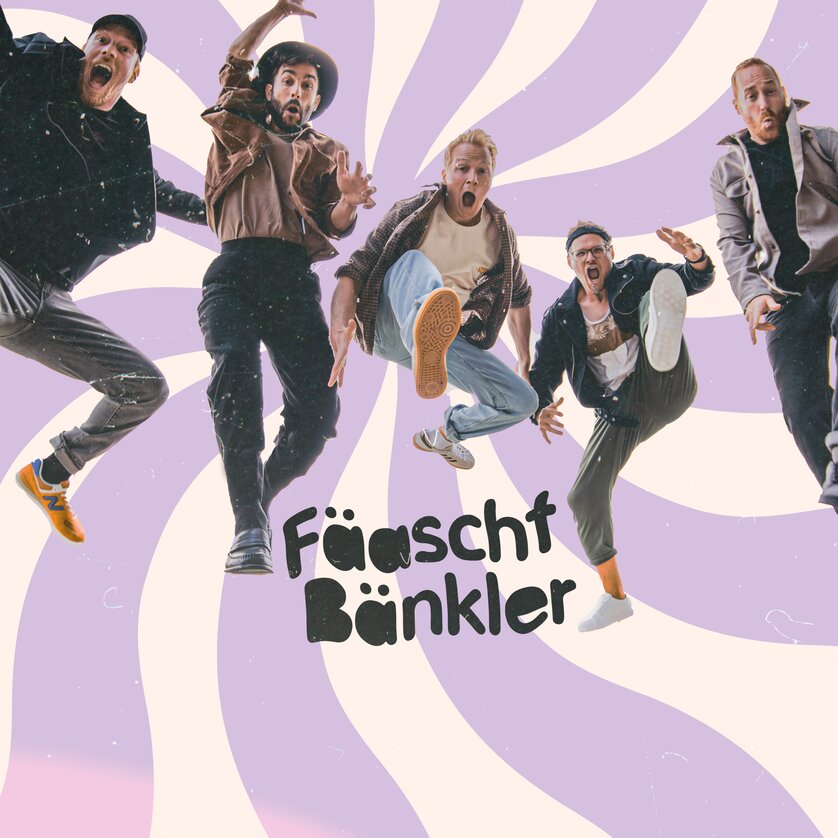 Fünf Musiker in legerer Kleidung springen lachend und energiegeladen in die Luft. | © Fäschtbänkler