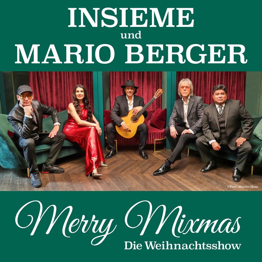 the music group INSIEME is sitting on sofas, together with the musician Mario Berger | © Martin Hesz