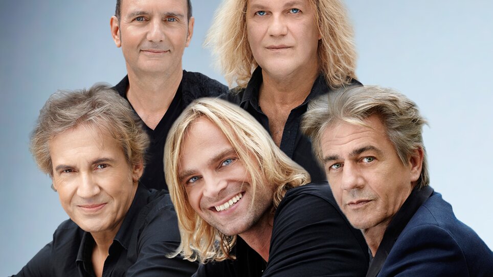 Fünf Musiker posieren gemeinsam, jeder mit unterschiedlichem Haarschnitt. | © Münchener Freiheit