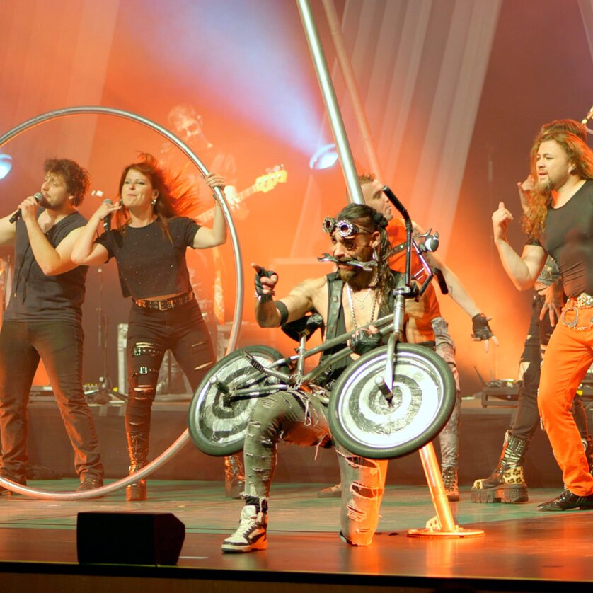 Akrobaten und Musiker auf der Bühne mit vollem Einsatz. | © Reset Production