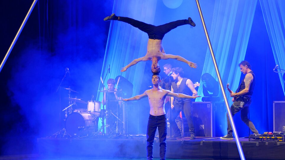 Zwei Akrobaten zeigen einen beeindruckenden Balanceakt. | © Reset Production