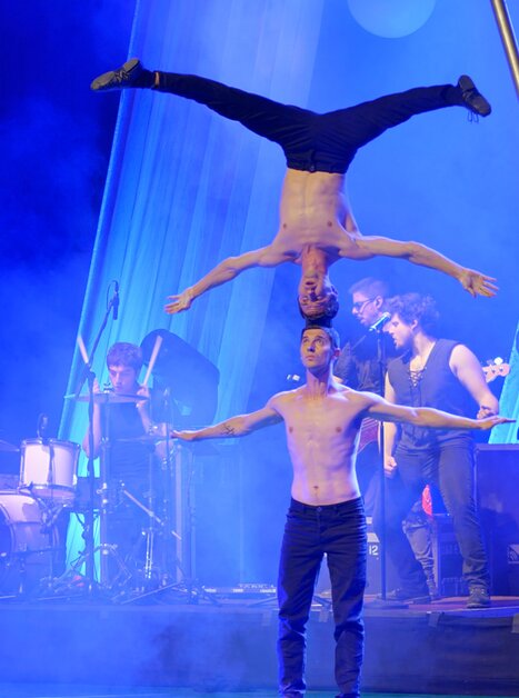 Two acrobats perform an impressive balancing act. | © Reset Production