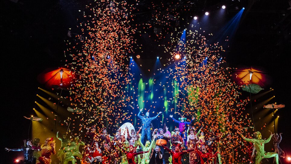 Bunte Darsteller in einer Aufführung von Cirque du soleil  | © Marie-Andrée Lemire