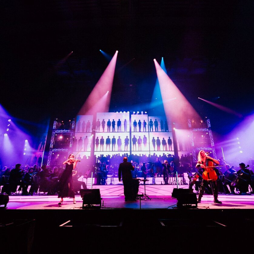 Ein beeindruckendes Live-Konzert mit Orchester und Beleuchtung. | © Frank Embacher