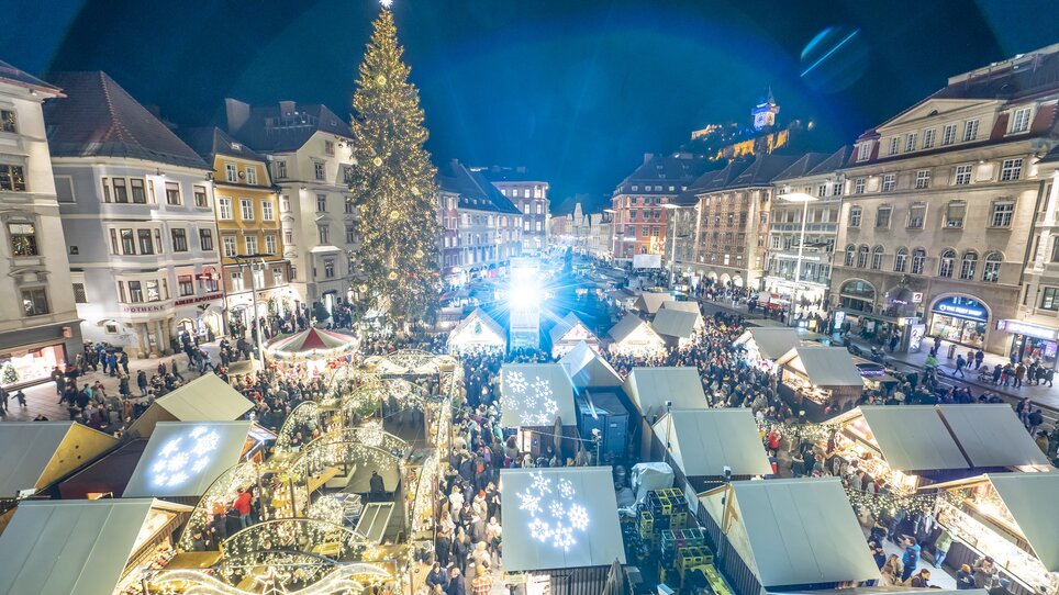 Christmas market on Hauptplatz square in front of the town hall | © Stadt Graz Foto Fischer