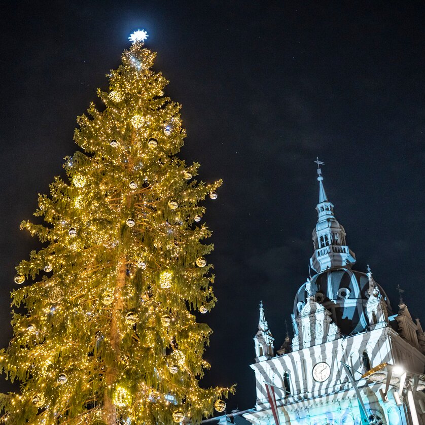 Christmas market on Hauptplatz square in front of the town hall | © Stadt Graz - Foto Fischer