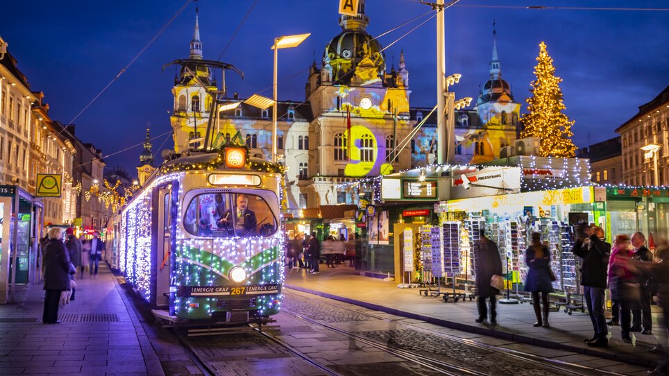 Advent-Bim - weihnachtlich dekorierte Straßenbahn im Advent in Graz | © Graz Tourismus - Werner Krug
