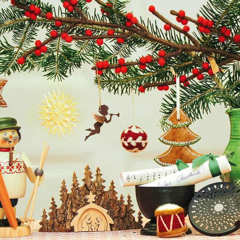 Advent in Graz I Büro für Weihnachtslieder | © VK Stmk Ein festlich dekorierter Tisch mit Weihnachtsornamenten und grünen Zweigen | © VK Stmk