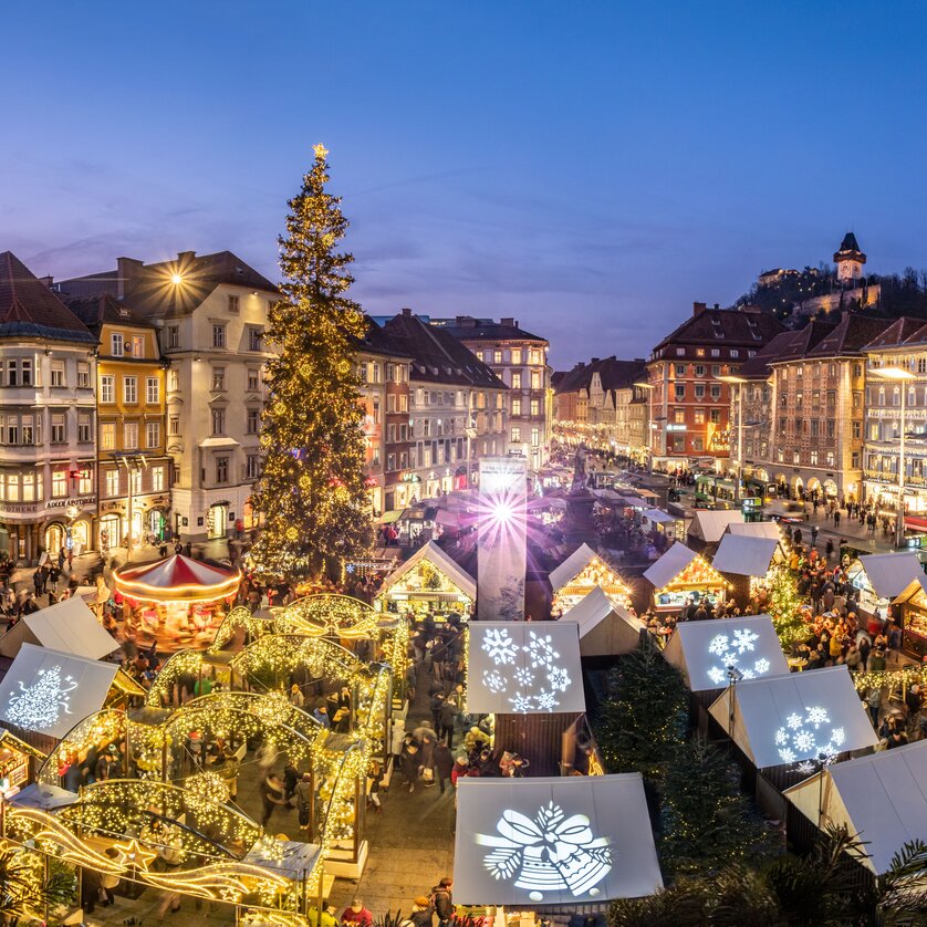 Christmas market on Hauptplatz square in front of the town hall | © Graz Tourismus - Rene Walter 