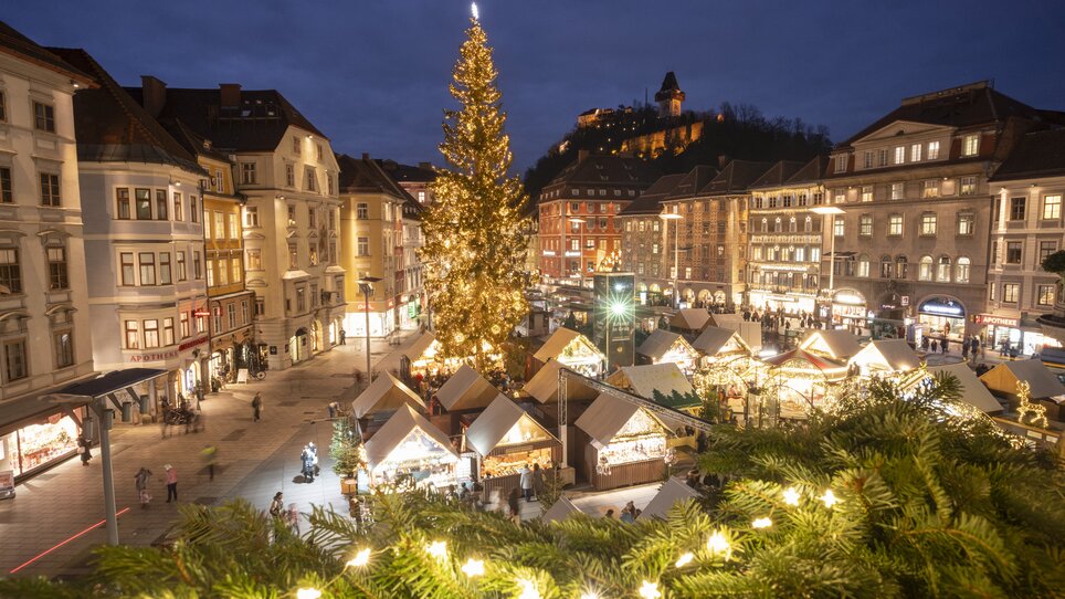 Christmas market on Hauptplatz square in front of the town hall | © Vincent Croce
