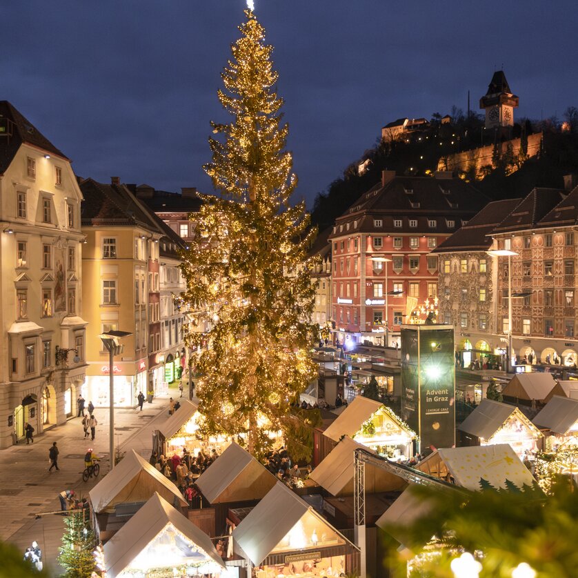 Christmas market on Hauptplatz square in front of the town hall | © Vincent Croce Christmas market on Hauptplatz square in front of the town hall | © Vincent Croce