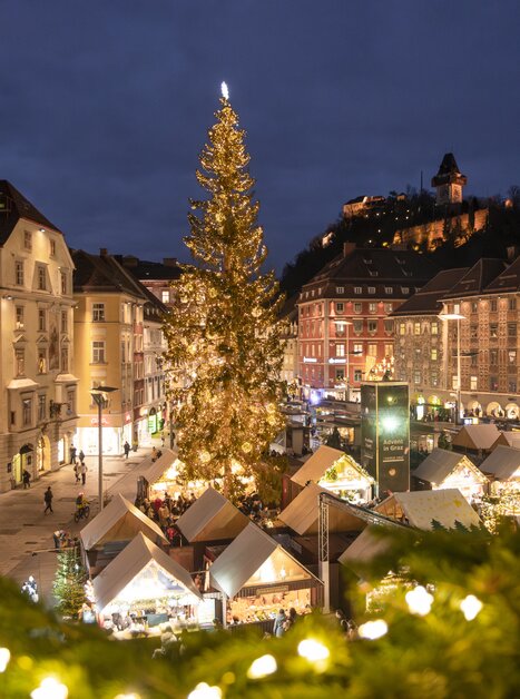 Christmas market on Hauptplatz square in front of the town hall | © Vincent Croce