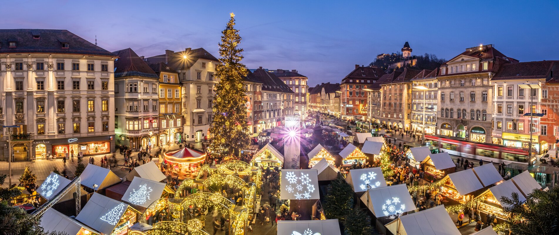 Christmas market on Hauptplatz square in front of the town hall | © Rene Walter