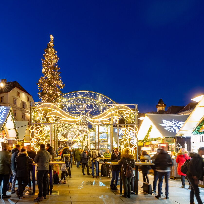 Christmas market on Hauptplatz square in front of the town hall | © Graz Tourismus - Harry Schiffer