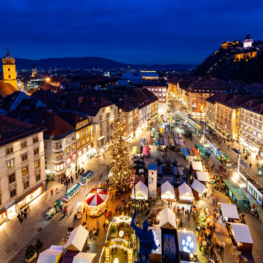 Christmas market on Hauptplatz square in front of the town hall | © Graz Tourismus - Harry Schiffer Christmas market on Hauptplatz square in front of the town hall | © Graz Tourismus - Harry Schiffer
