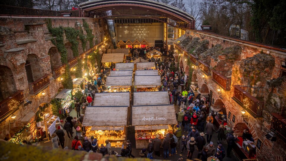 “Aufsteirern”-Christmas market on Schlossberg hill | © ivents