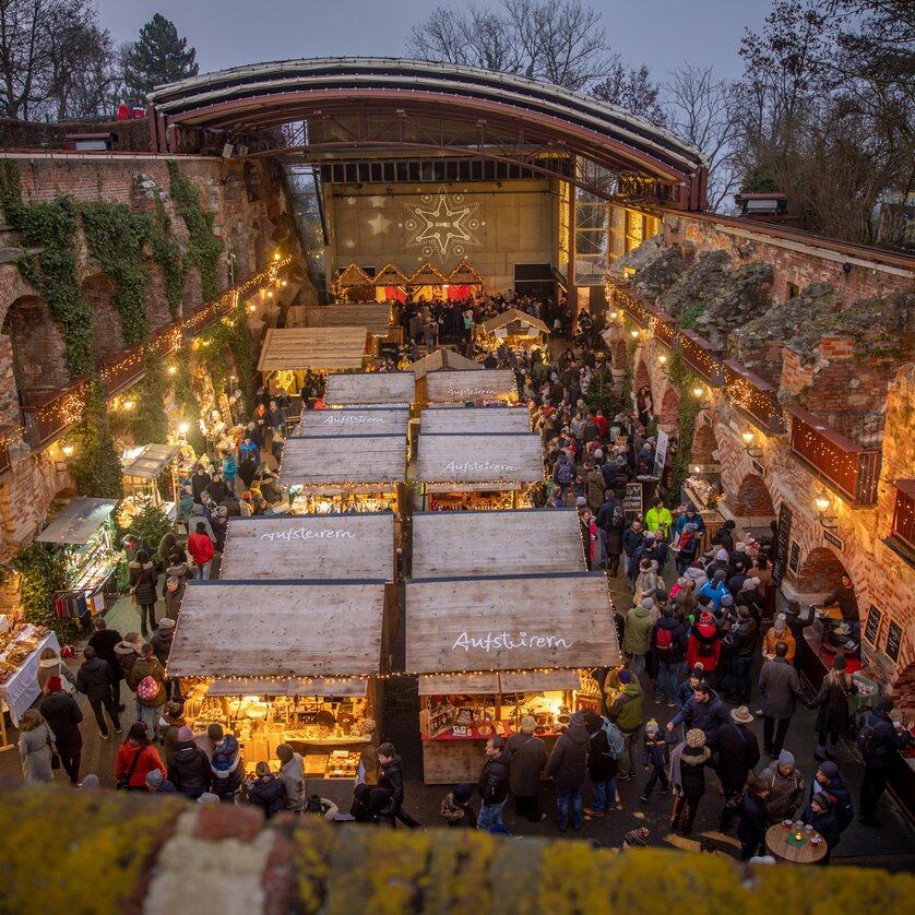 “Aufsteirern”-Christmas market on Schlossberg hill | © ivents
